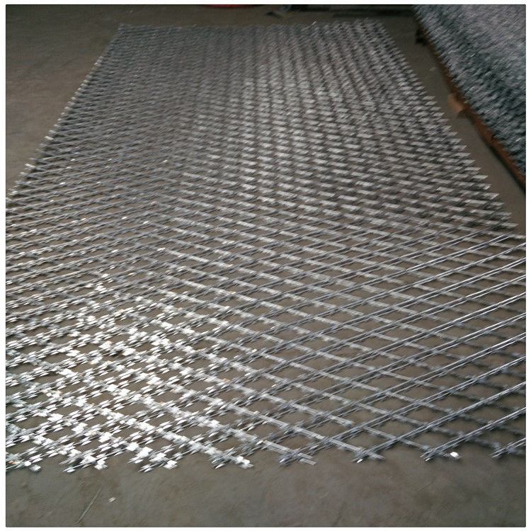 CBT-30 Hot Dipped Galvanized Welded Razor Wire Mesh 100x100mm